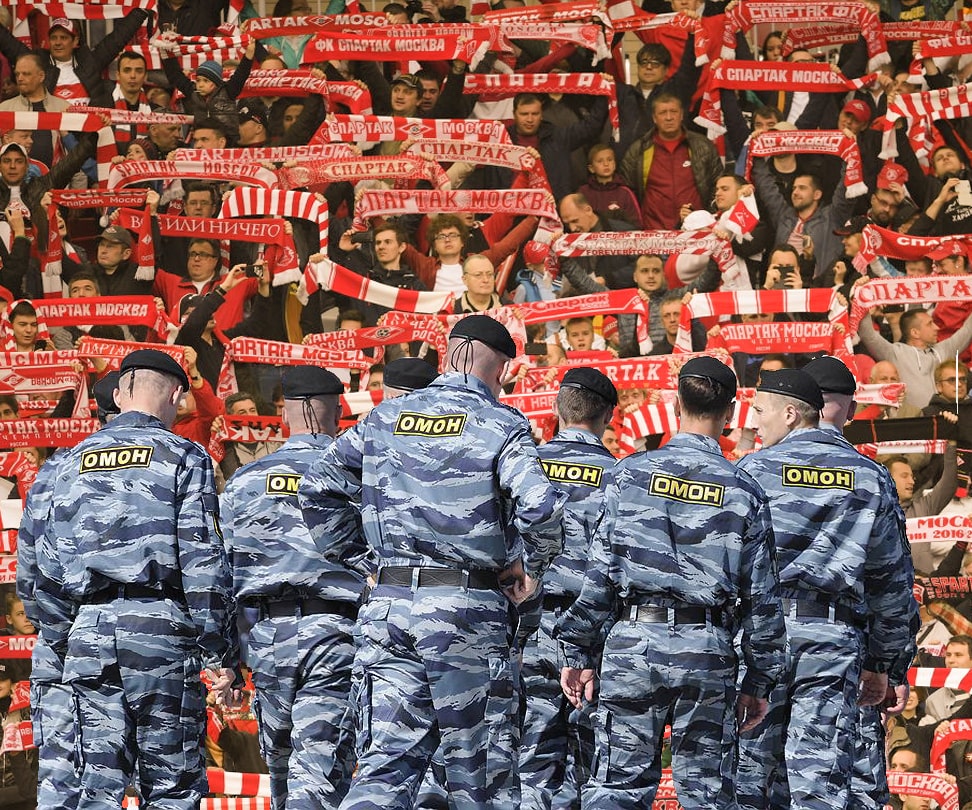 РПЛ: болельщики «Спартака» против ОМОНа